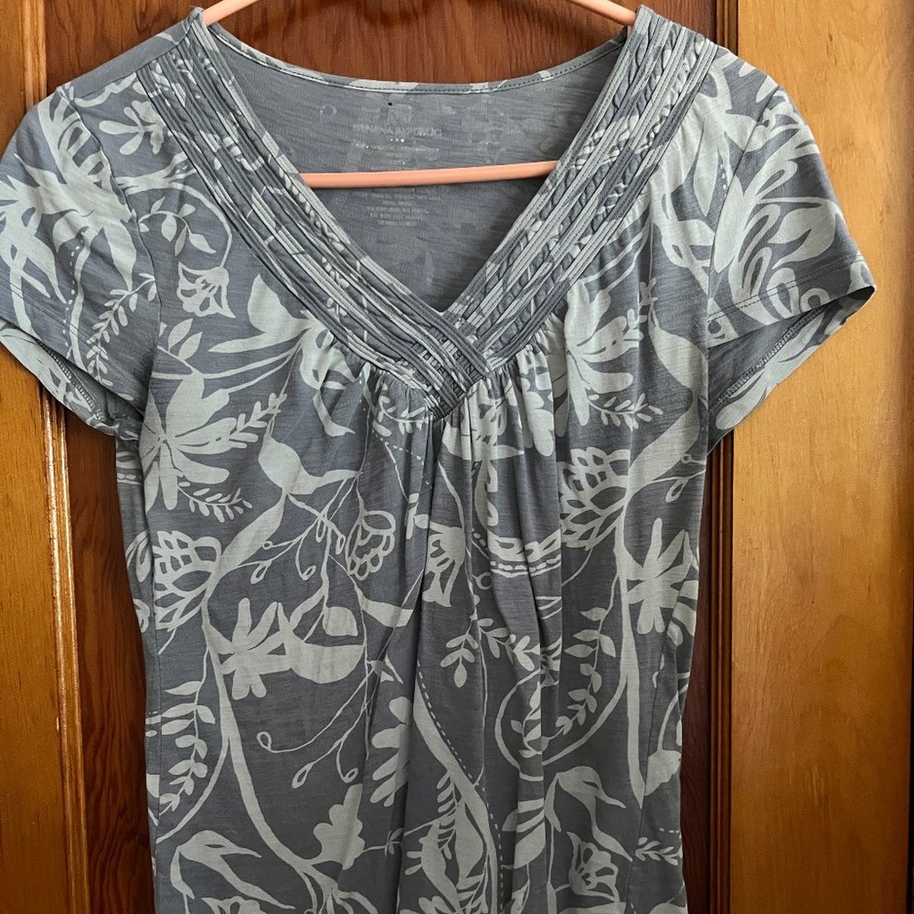 IN SEARCH OF Banana Republic tee